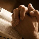 Prier-Hands-over-Bible[1]